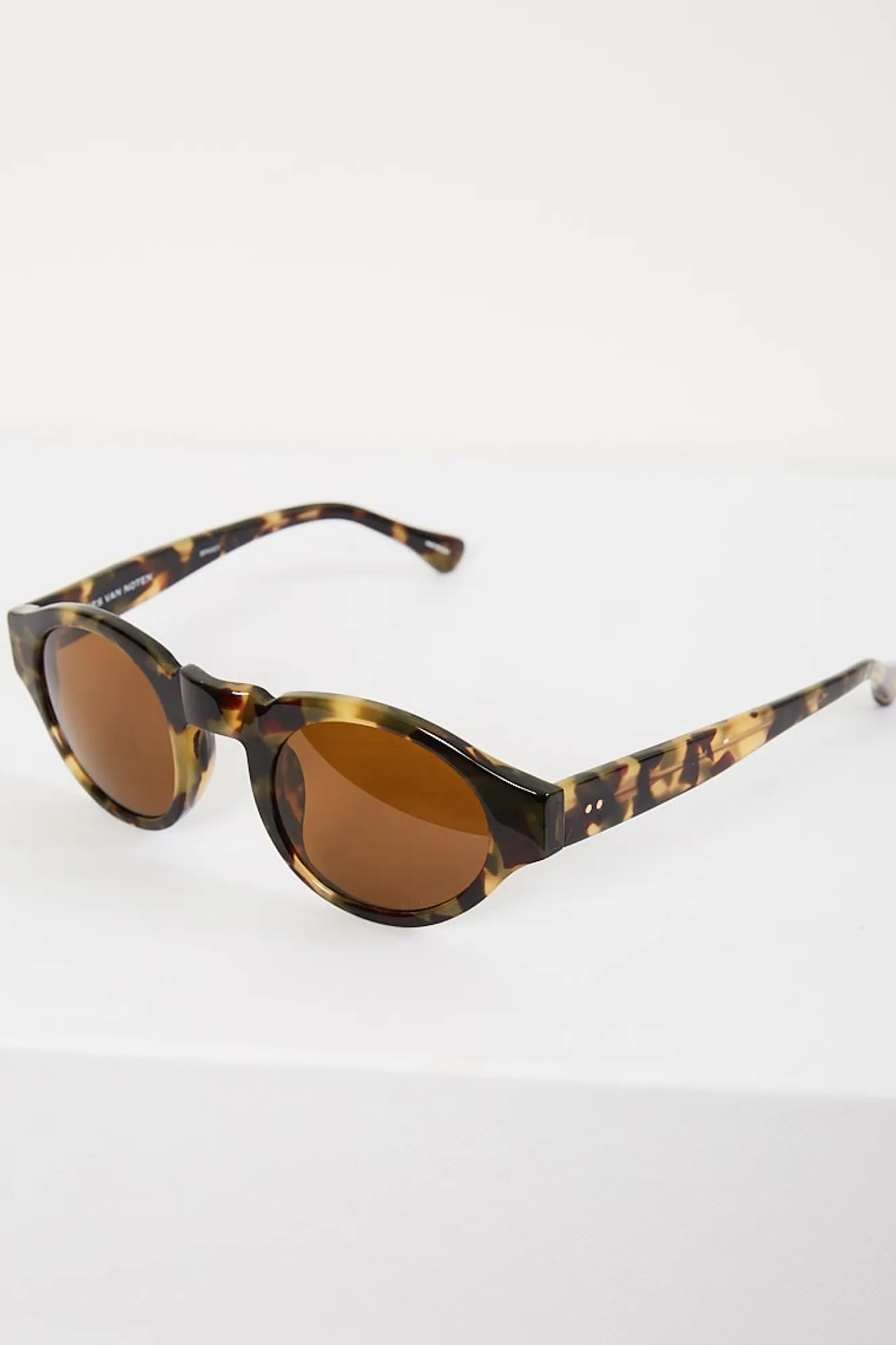 dries_van_noten_dark_tshe_1.webp Dries van Noten dark t-shell sunglasses