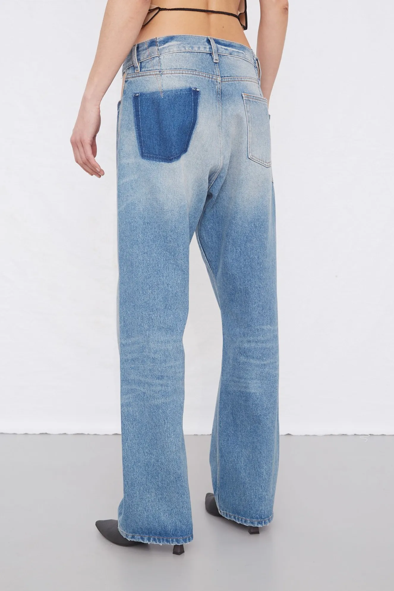 gauchere_pocket_cut_out_j_3.webp Gauchere Pocket cut out jeans.