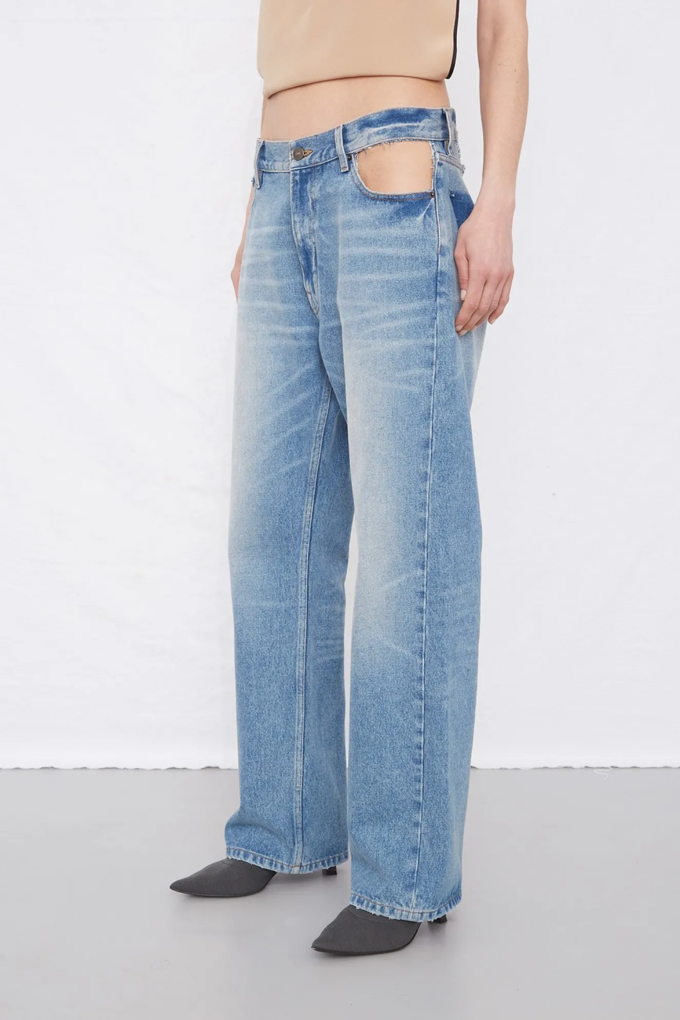 gauchere_pocket_cut_out_j_4.webp Gauchere Pocket cut out jeans.