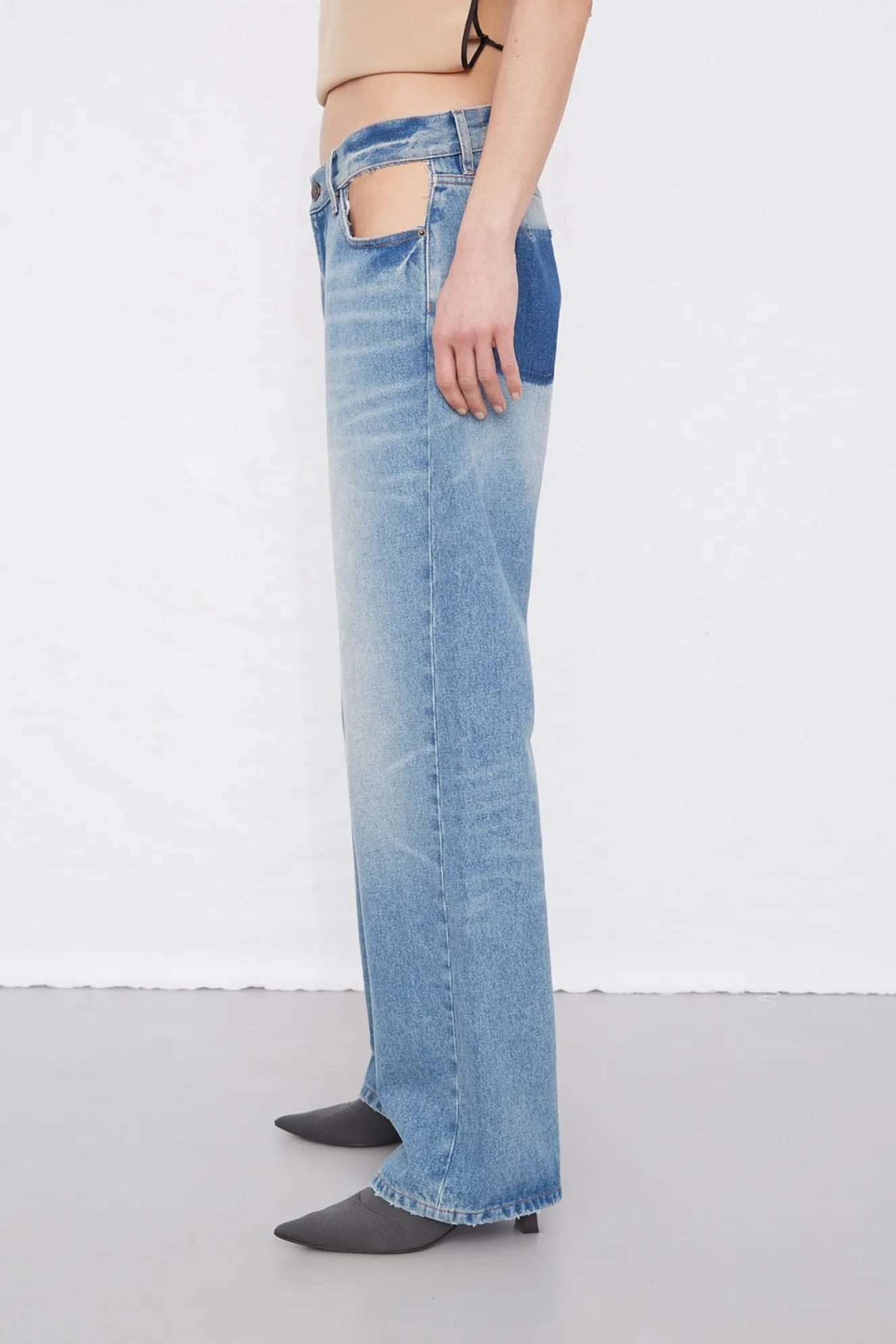 gauchere_pocket_cut_out_j_5.webp Gauchere Pocket cut out jeans.