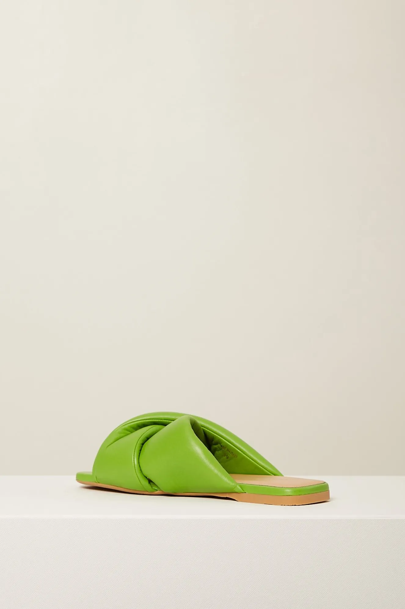 jw_anderson_cargo_slides_2.webp JW ANDERSON 005CARGO slides
