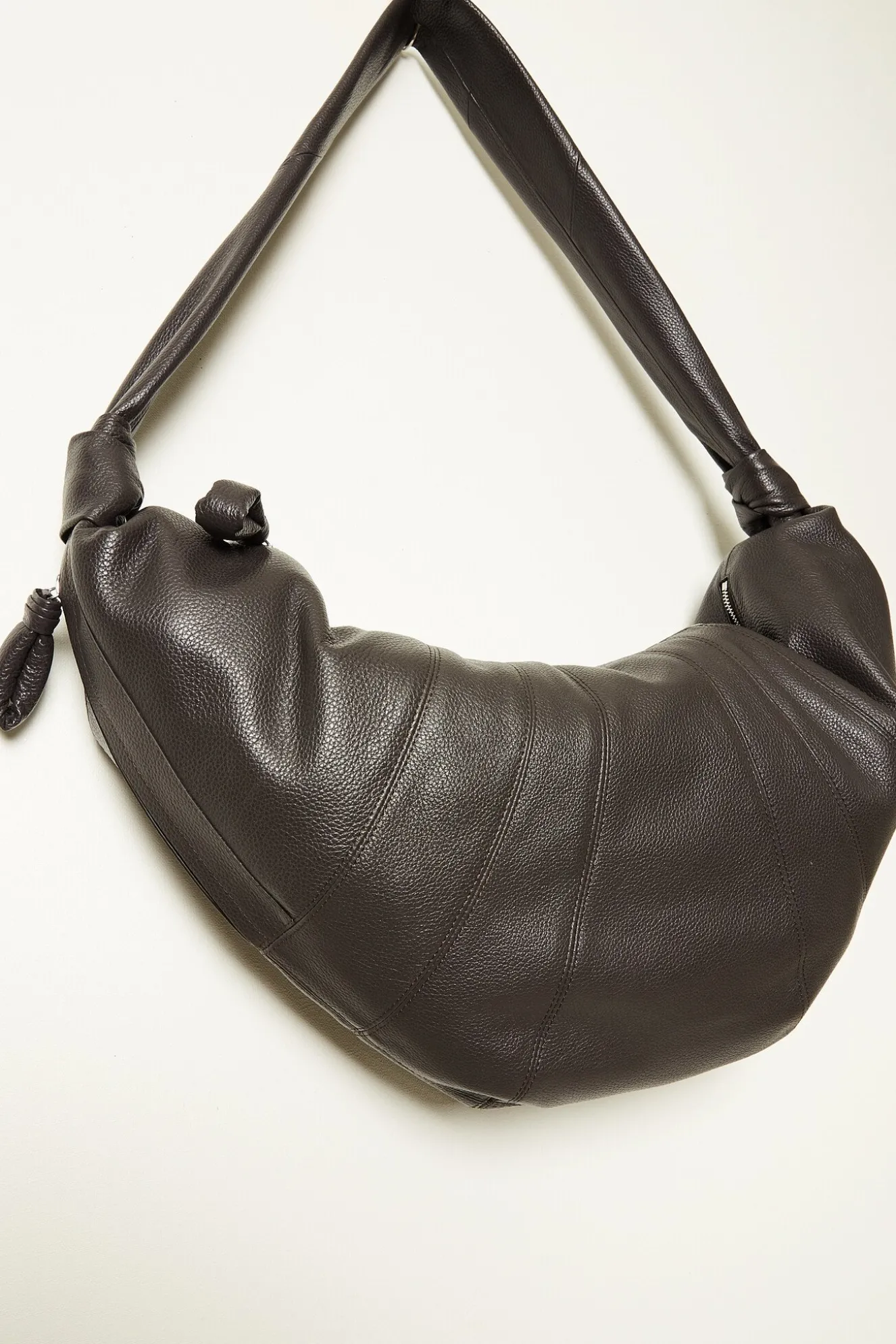 lemaire_large_croissant_b_0-1.webp Lemaire Large croissant bag