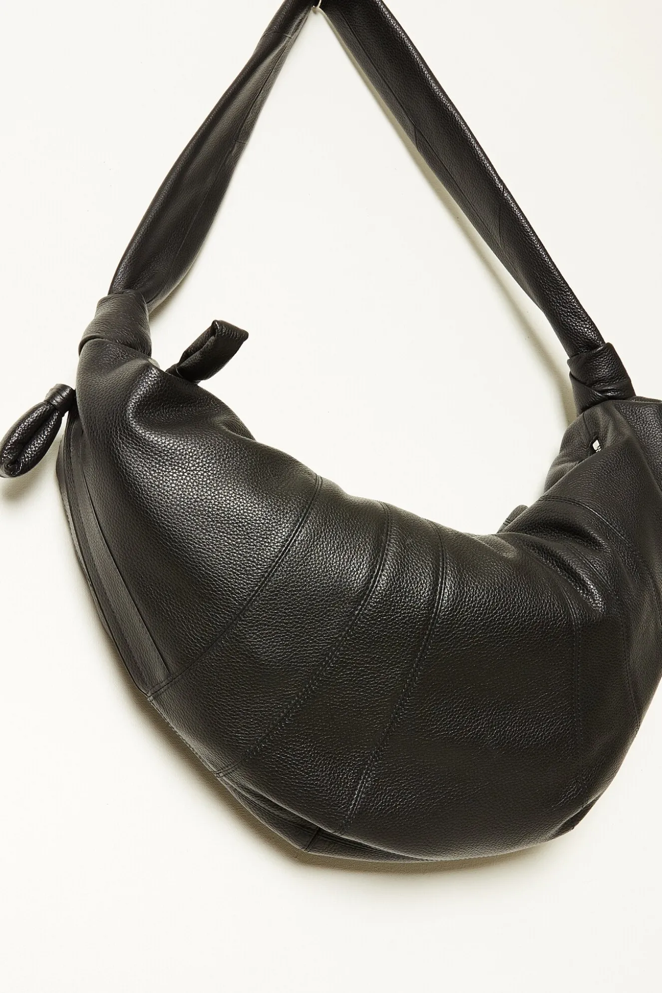 lemaire_large_croissant_b_0.webp Lemaire Large croissant bag