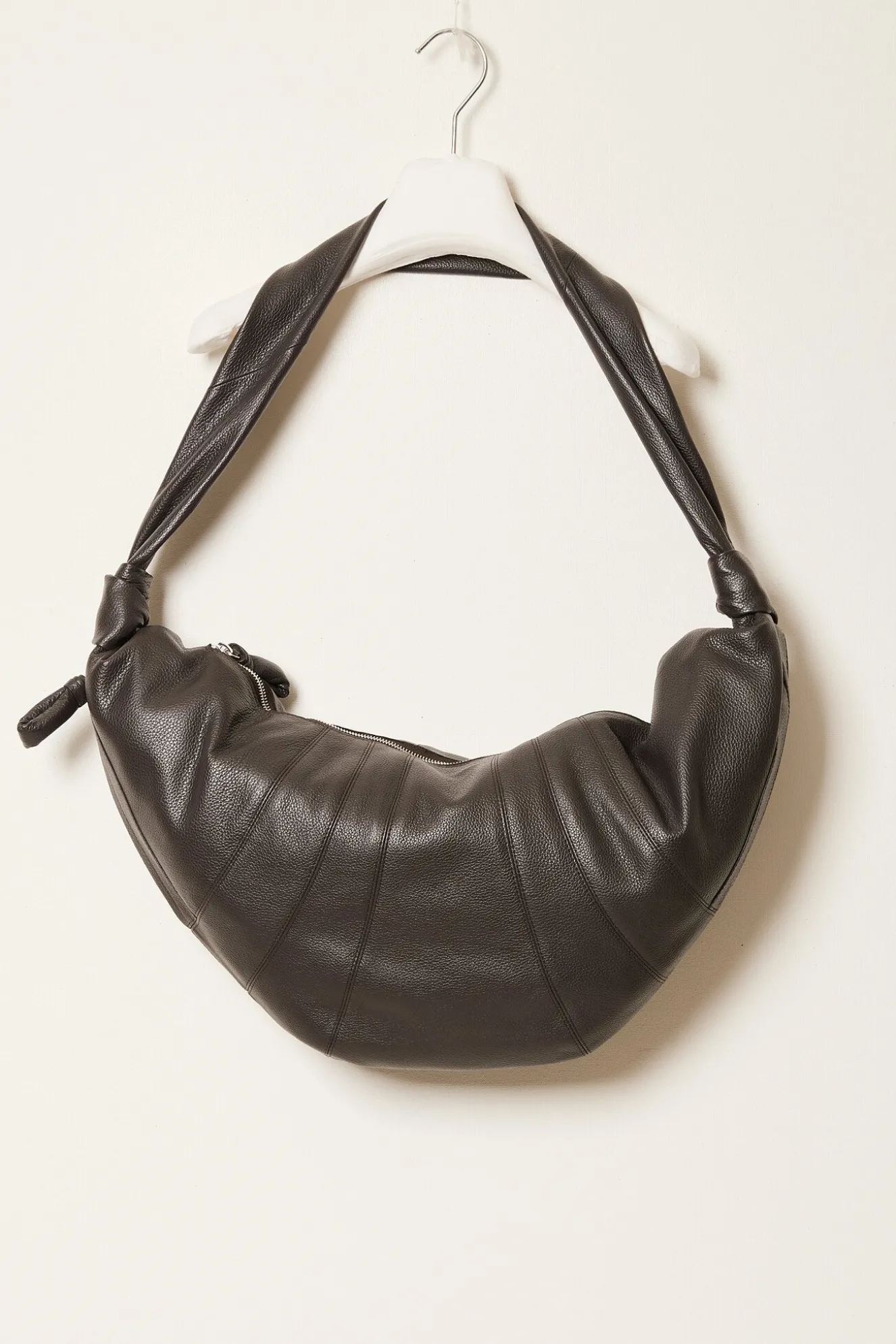 lemaire_large_croissant_b_1-1.webp Lemaire Large croissant bag
