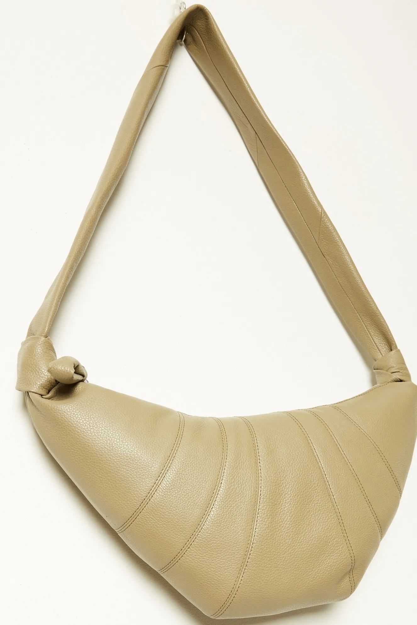 lemaire_medium_croissant__0-1.webp Lemaire Medium croissant bag