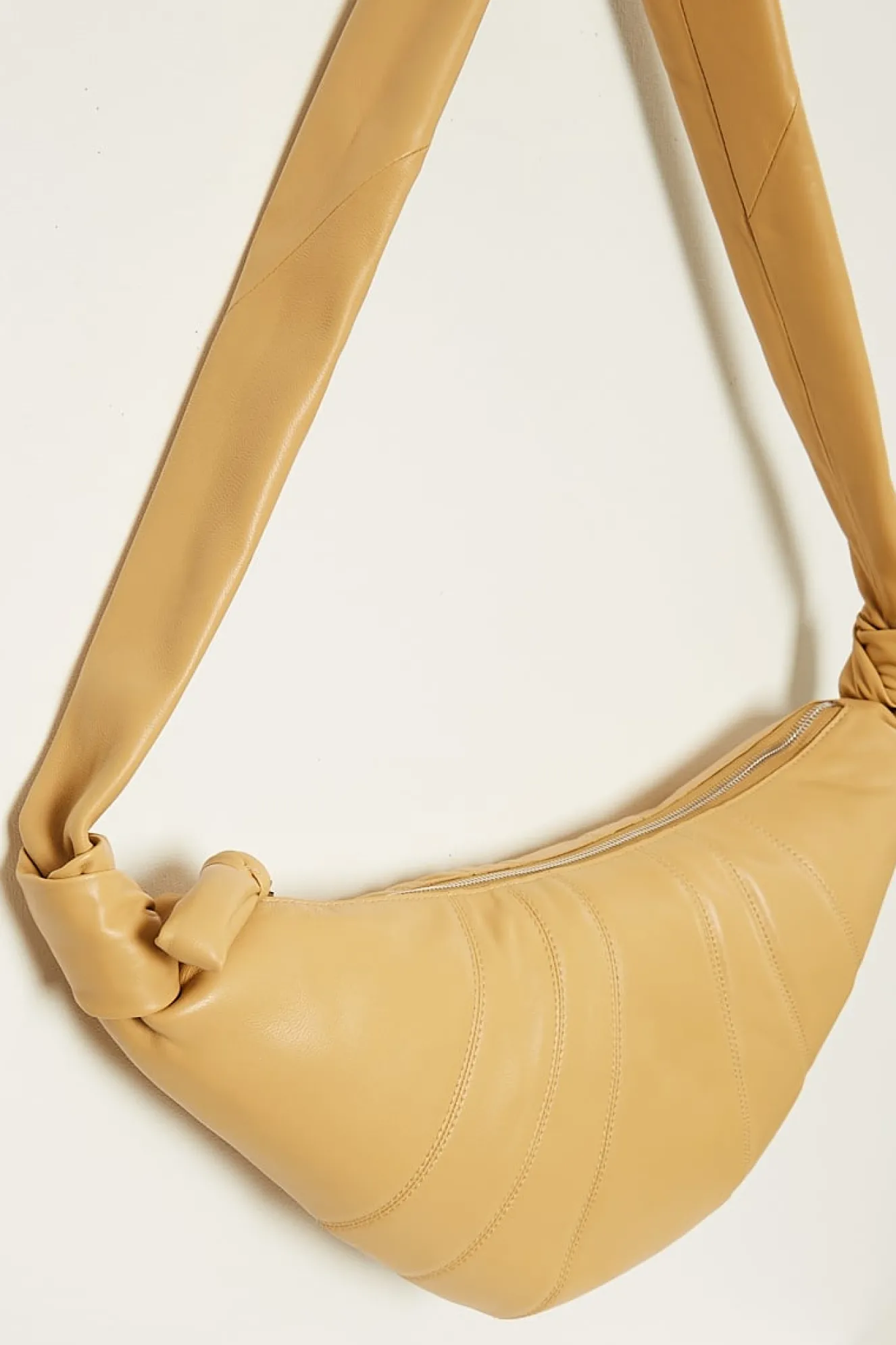lemaire_medium_croissant__0-2.webp Lemaire Medium croissant bag