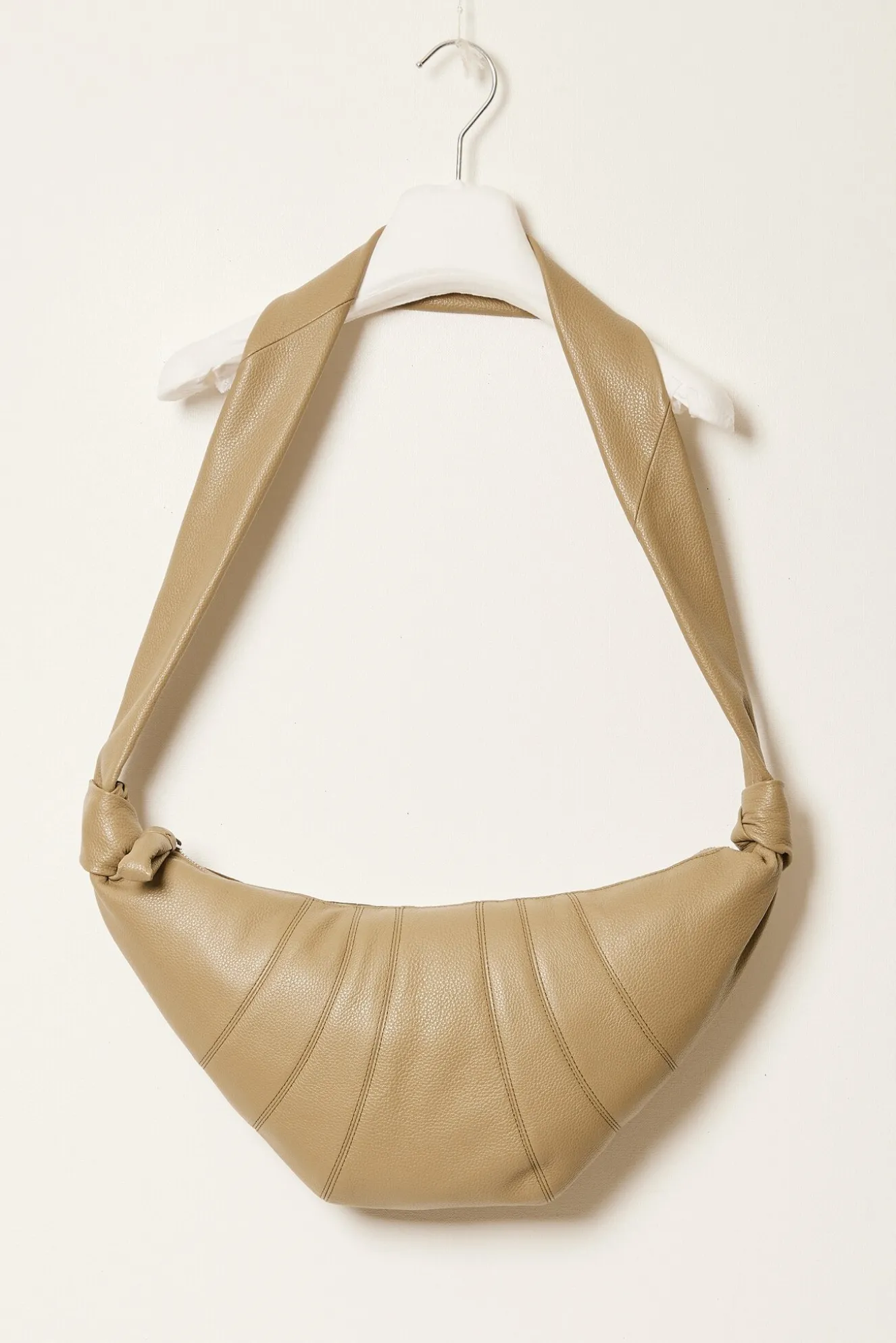 lemaire_medium_croissant__1-1.webp Lemaire Medium croissant bag