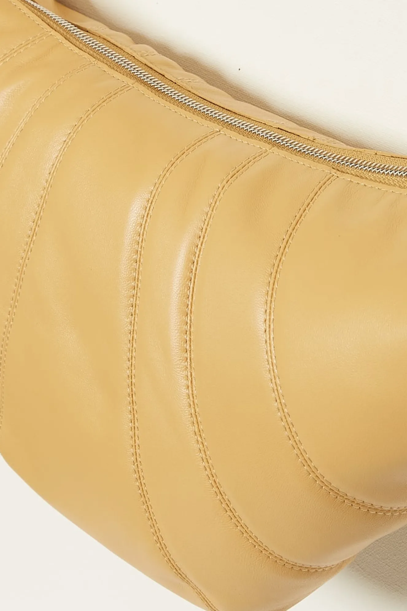 lemaire_medium_croissant__2-2.webp Lemaire Medium croissant bag