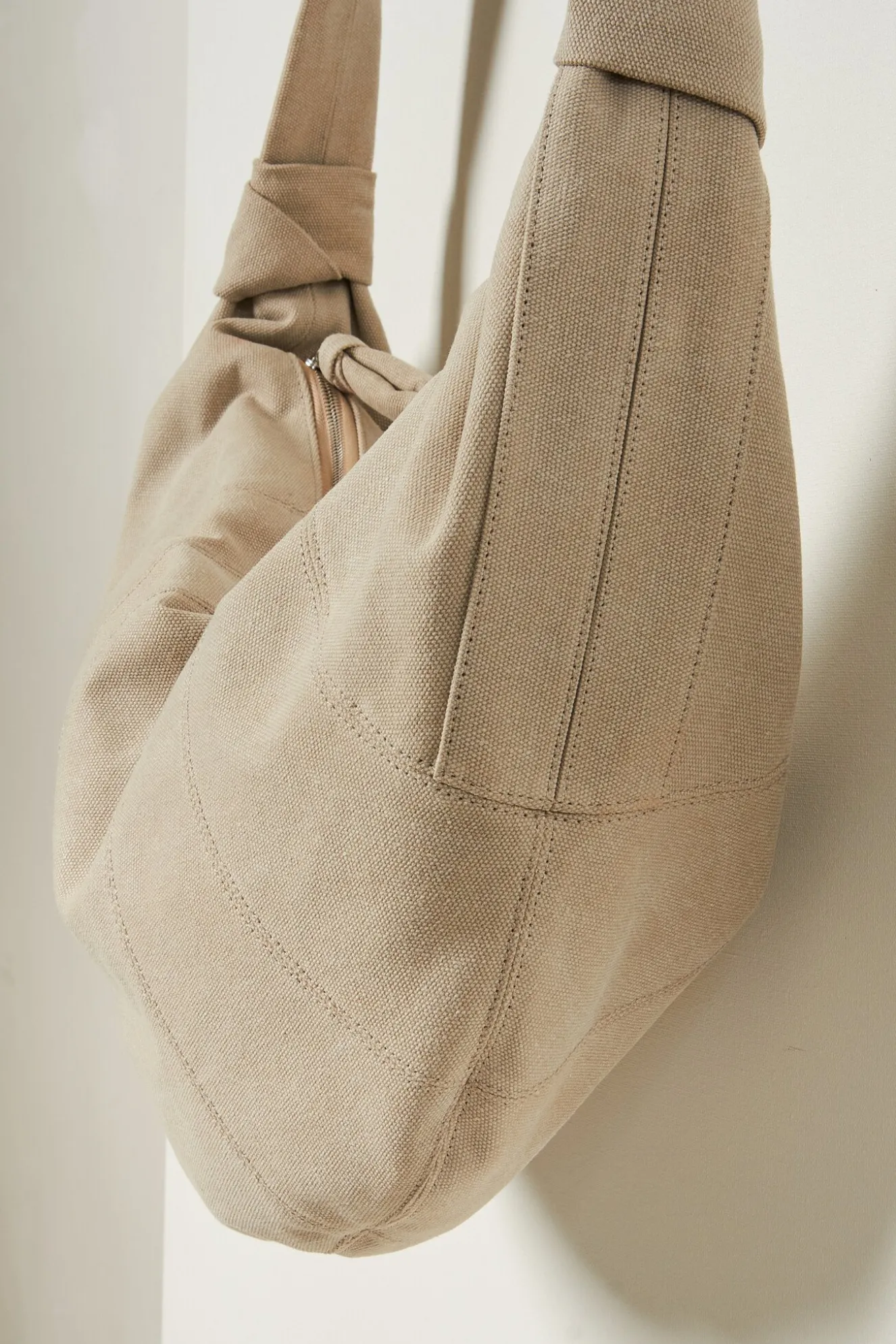 lemaire_xl_croissant_bag_2-1.webp Lemaire XL croissant bag
