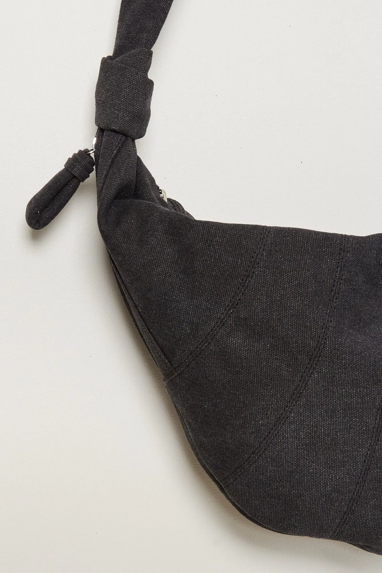 lemaire_xl_croissant_bag_2.webp Lemaire XL croissant bag