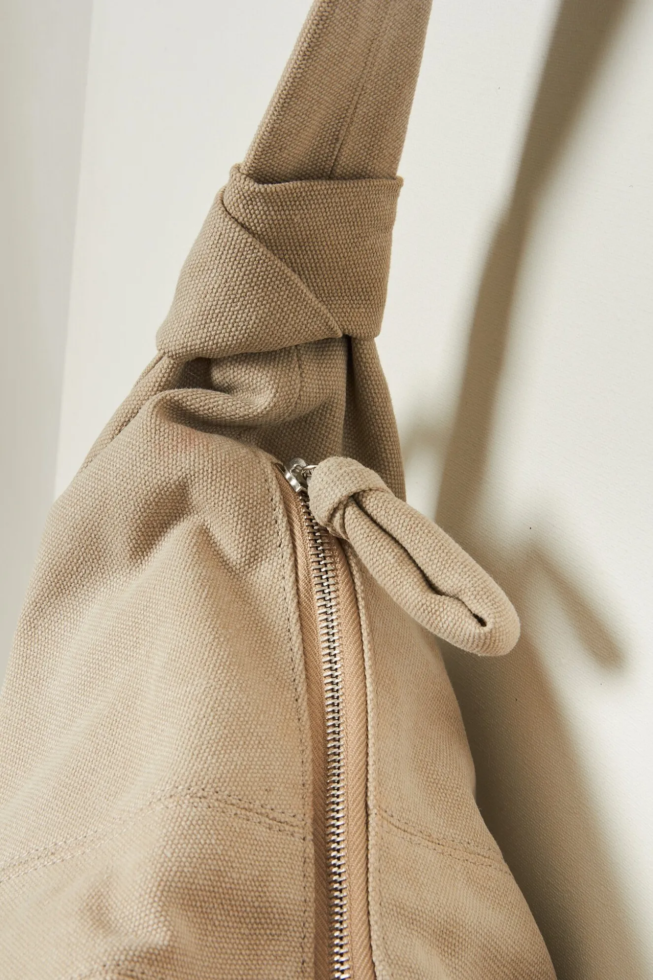 lemaire_xl_croissant_bag_3-1.webp Lemaire XL croissant bag