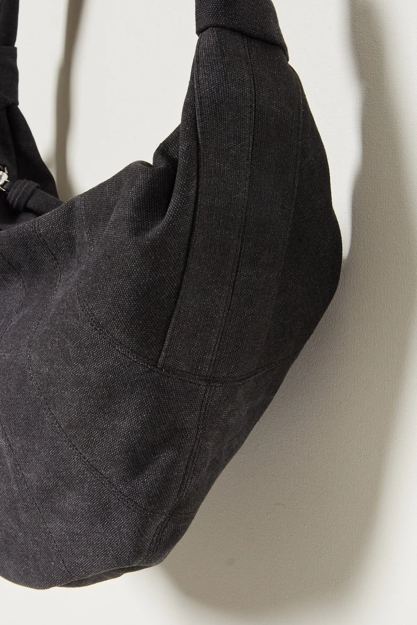 lemaire_xl_croissant_bag_4.webp Lemaire XL croissant bag