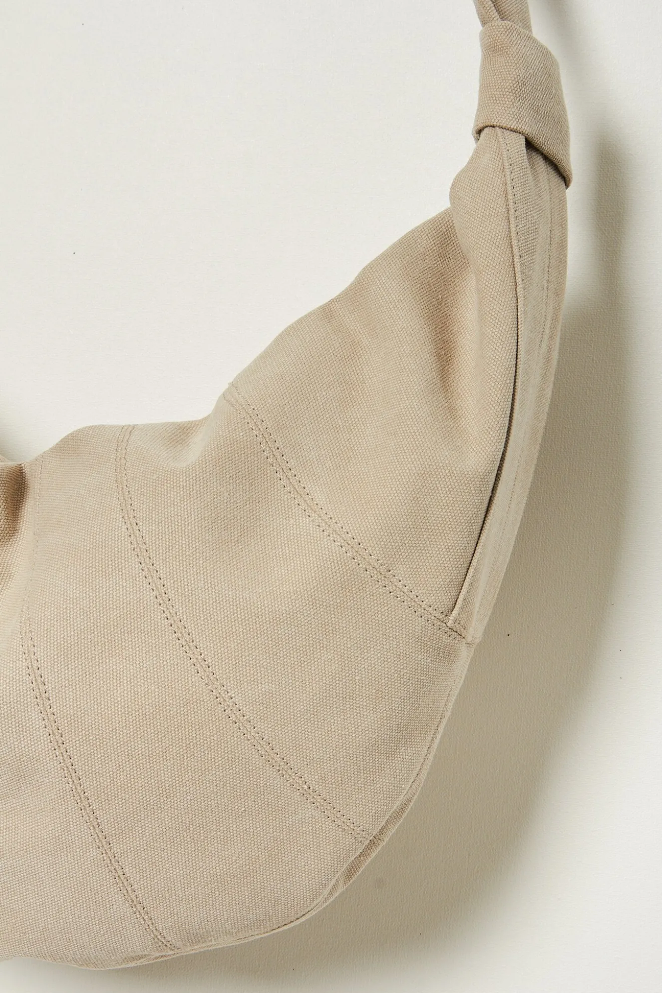 lemaire_xl_croissant_bag_5.webp Lemaire XL croissant bag