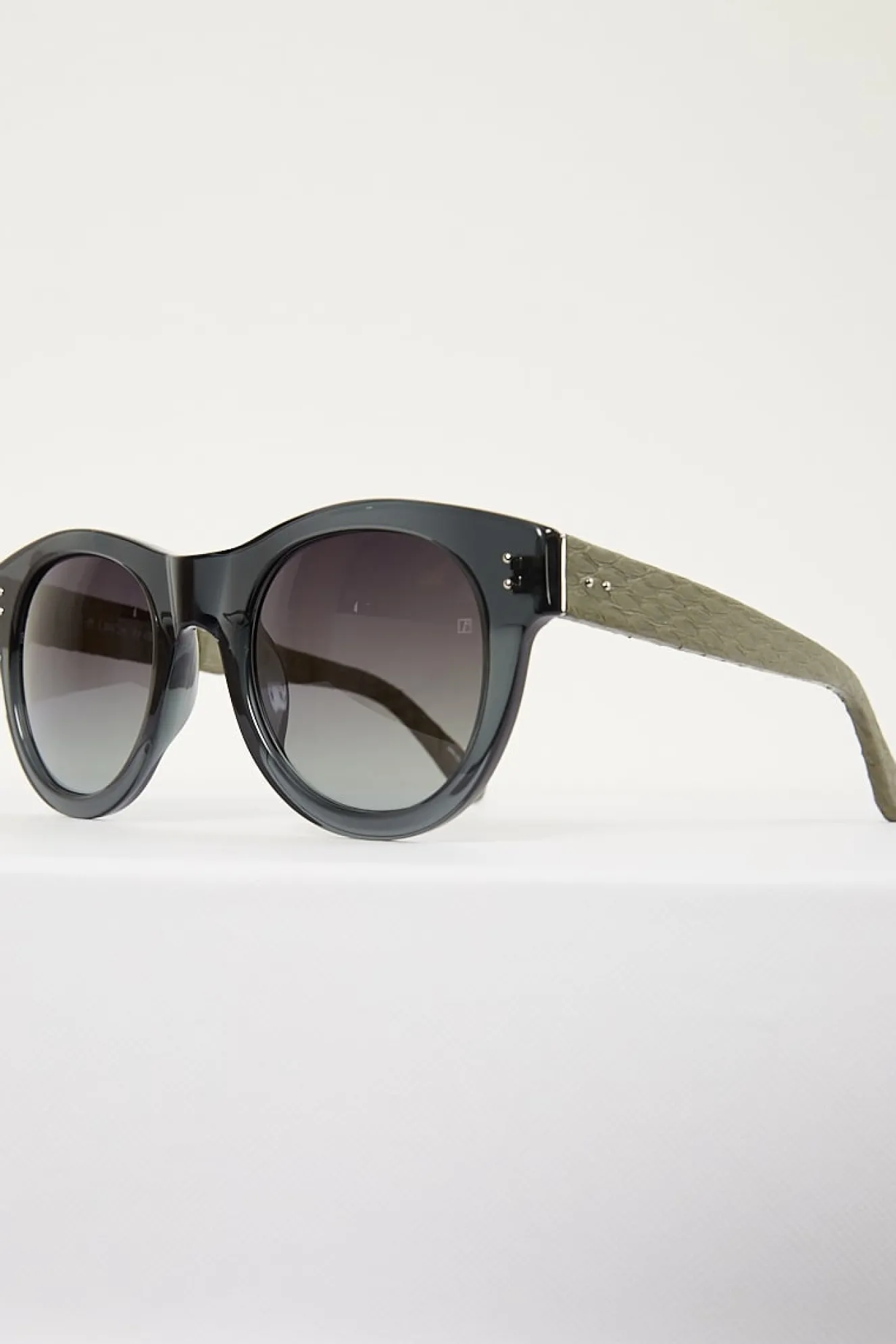 linda_farrow_gold_horn_ac_1.webp Linda Farrow gold horn acetate frame green lens sunglasses