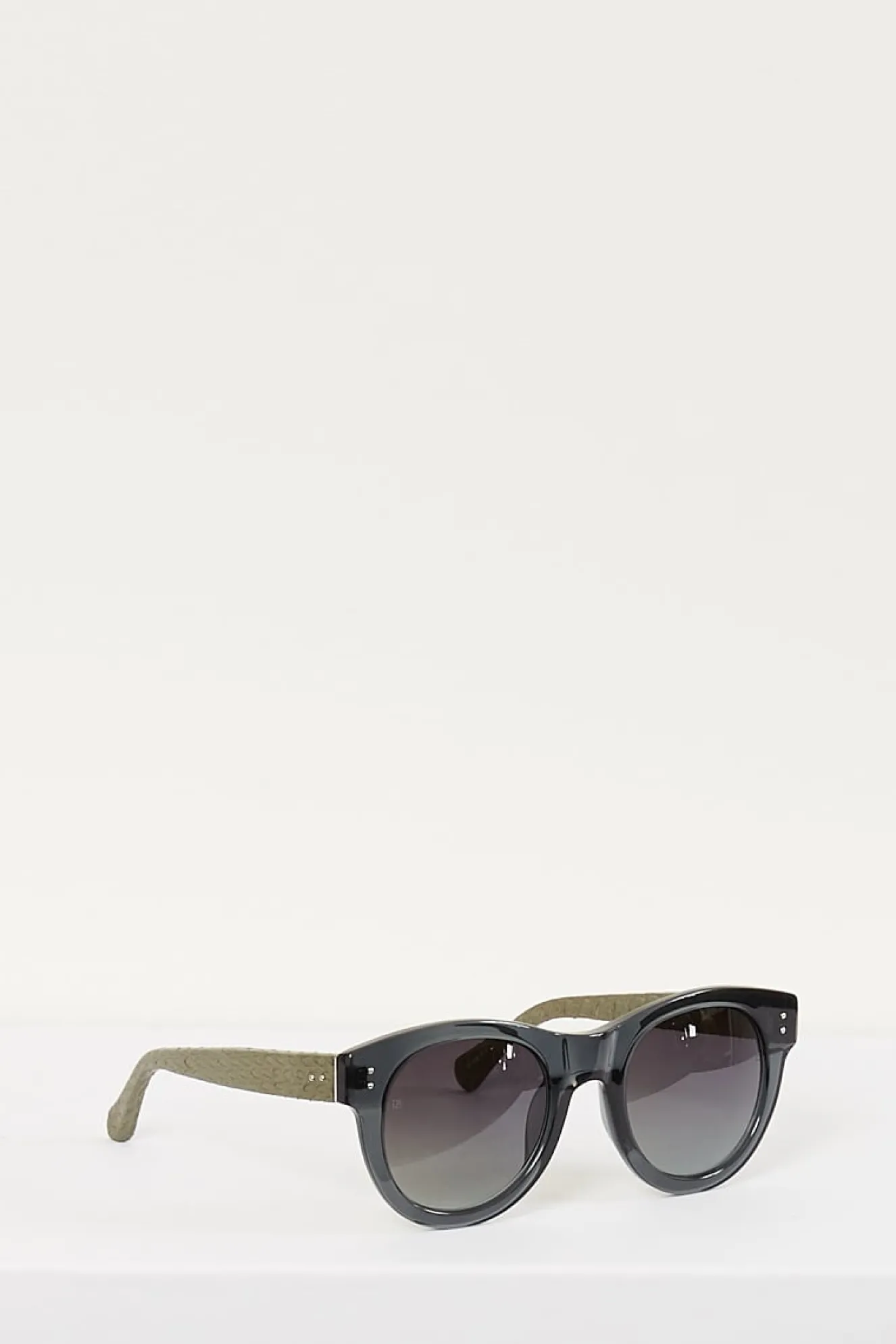 linda_farrow_gold_horn_ac_3.webp Linda Farrow gold horn acetate frame green lens sunglasses