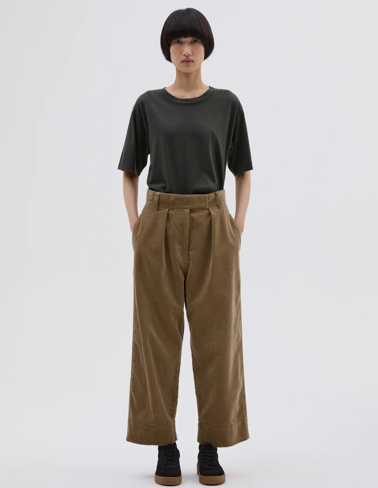 margaret_howell_mhl_pleat_1.webp Margaret Howell MHL pleated crop trousers