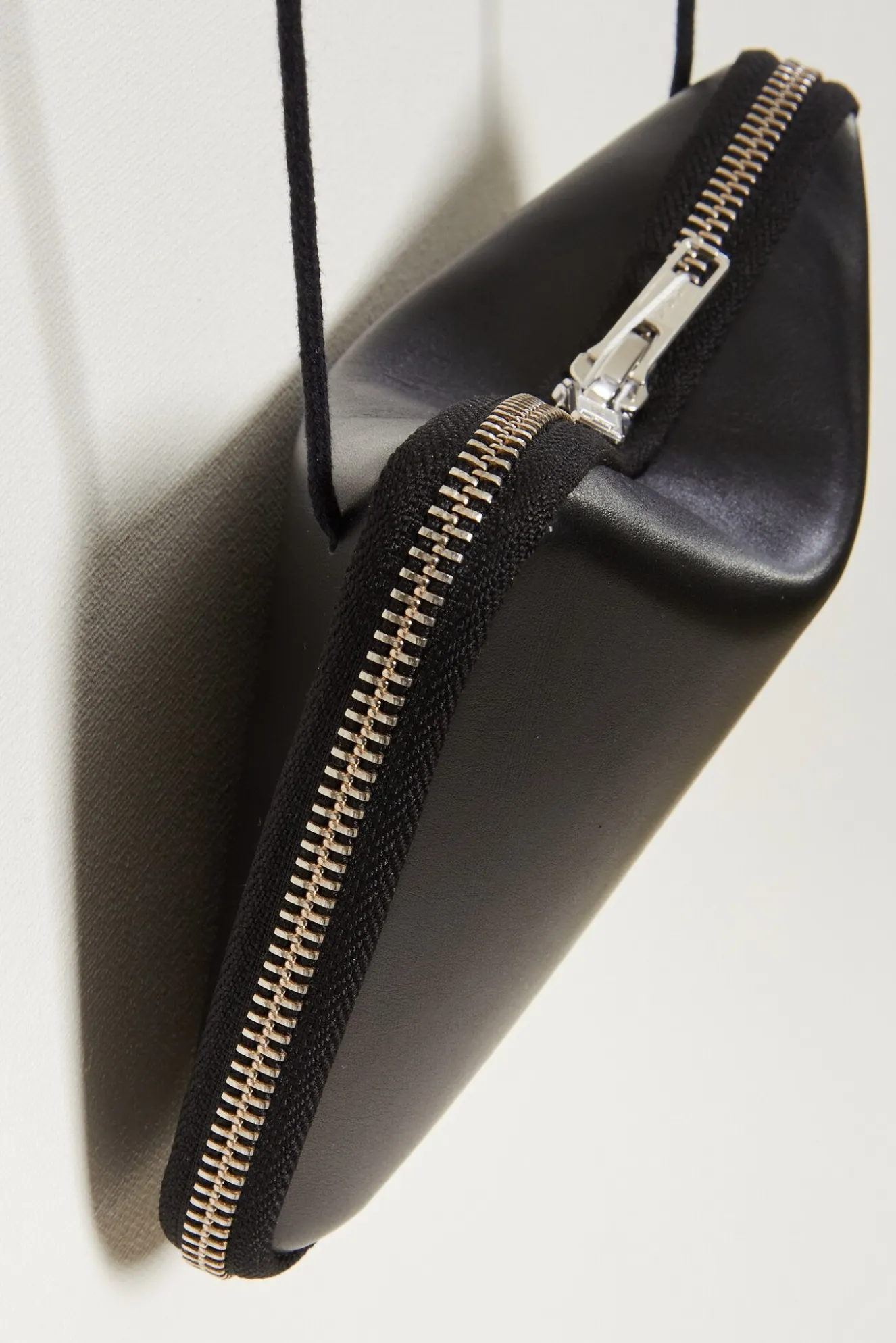 maria_jobse__dented_walle_4-2.webp Maria Jobse 0038 Dented wallet