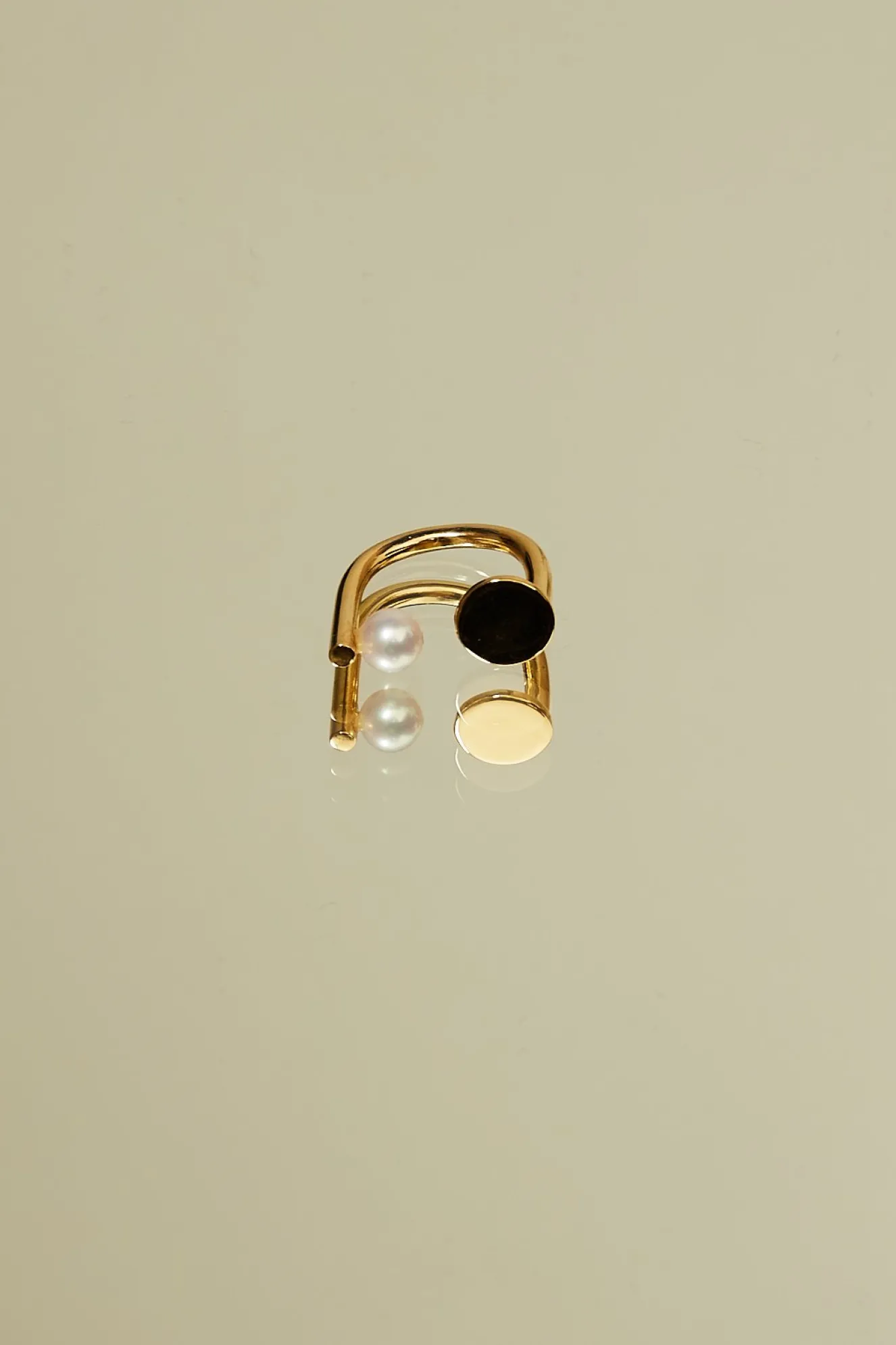 studio_collect_discus_rin_1.webp Studio Collect Discus ring with pearl