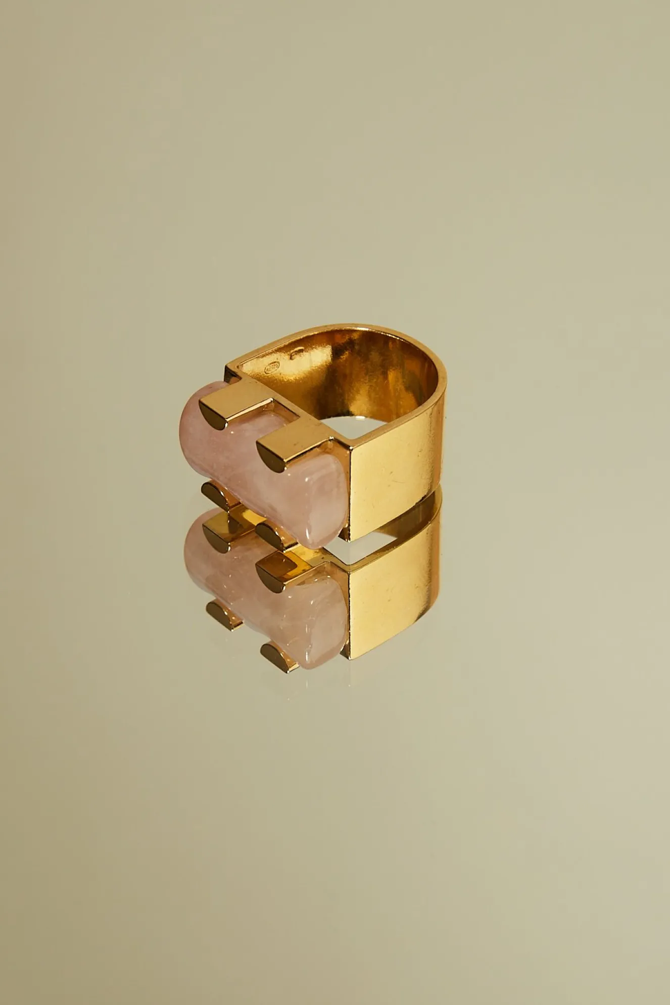 studio_collect_rose_quart_0.webp Studio Collect Rose quartz stone ring