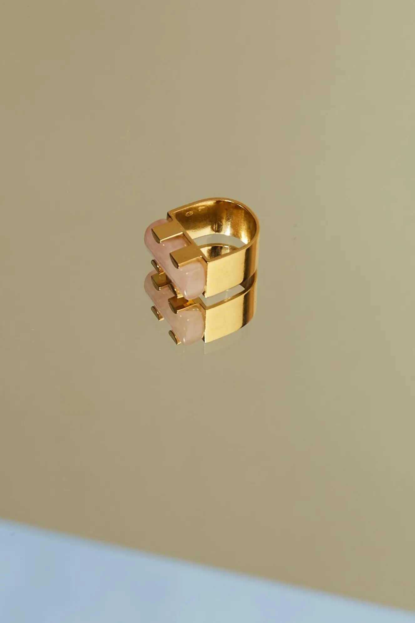 studio_collect_rose_quart_1.webp Studio Collect Rose quartz stone ring