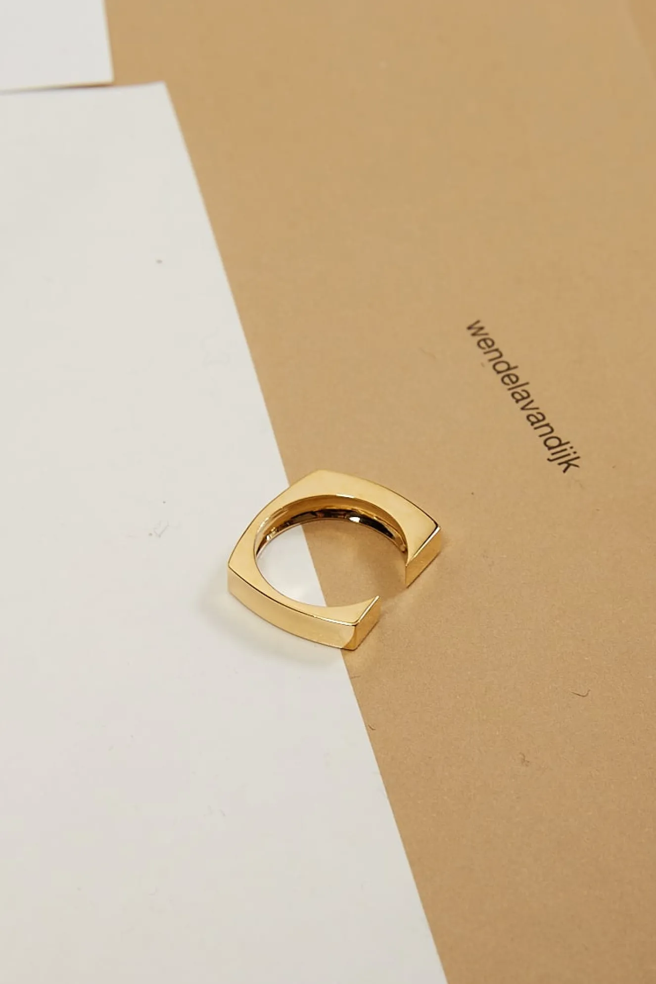 studio_collect_swash_ring_0.webp Studio Collect Swash ring