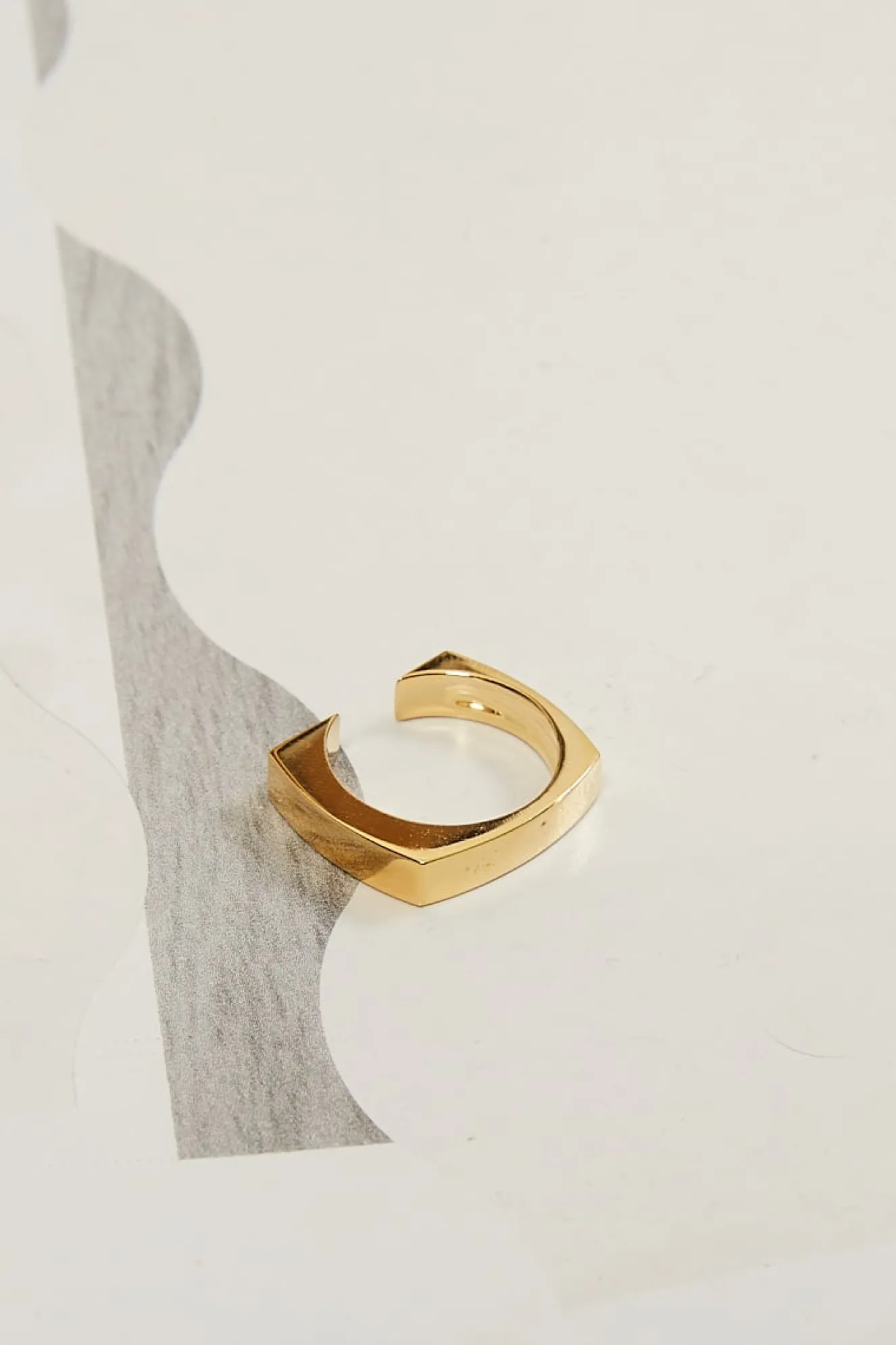 studio_collect_swash_ring_1.webp Studio Collect Swash ring