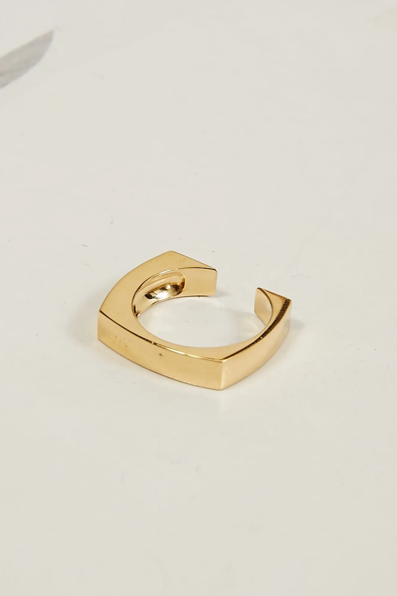 studio_collect_swash_ring_2.webp Studio Collect Swash ring