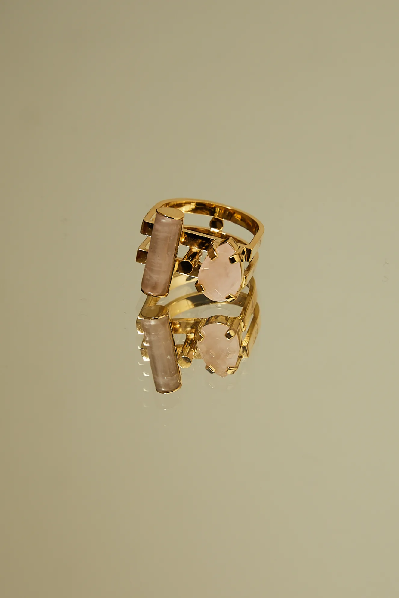 studio_collect_tube_ring__1.webp Studio Collect Tube ring with rose quartz